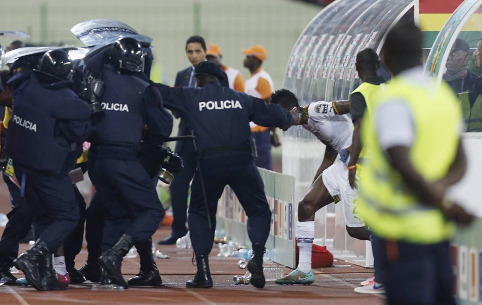 Le immagini degli scontri che hanno portato all&#39;interruzione della semifinale di Coppa d&#39;Africa tra Ghana e Guinea Equatoriale. All&#39;82&#39;, sul risultato di 3-0 per le Stelle Nere, è partito un violento lancio di oggetti dal settore dei tifosi locali. Action Images